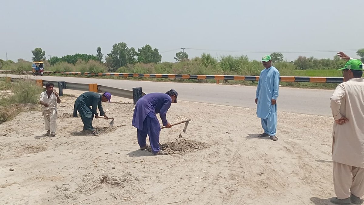 Naveed_mahar's tweet photo. Tree plantation driver has been kicked off in Chak town. Our country is hitting hard by environmental issues.Tree plantation is solution of most of the environmental issues.Chak town committee tries to play it's due role in order to control pollution.Its also called "Sadqa-e-Jaria". It also adds in beauty of town.Dr Naveed named this compaign #sar_sabz_chak. insha Allah we will strive more for betterment of our land under leadership of @BBhuttoZardari  .
@MediaCellPPP @PPPDigital_ @AzadAli7786 @RiazSangi #Chakbilawalka @RabNBaloch