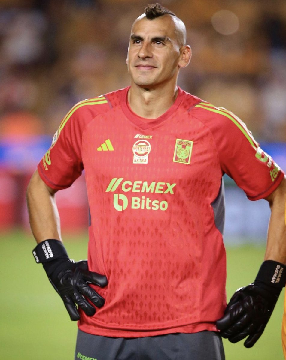 InvictosSomos's tweet photo. El mejor portero en toda la historia de Tigres y uno de los mejores guardametas en toda la historia del futbol mexicano. Así de claro. El Mimo. El Patón. SIEMPRE NAHUEL.