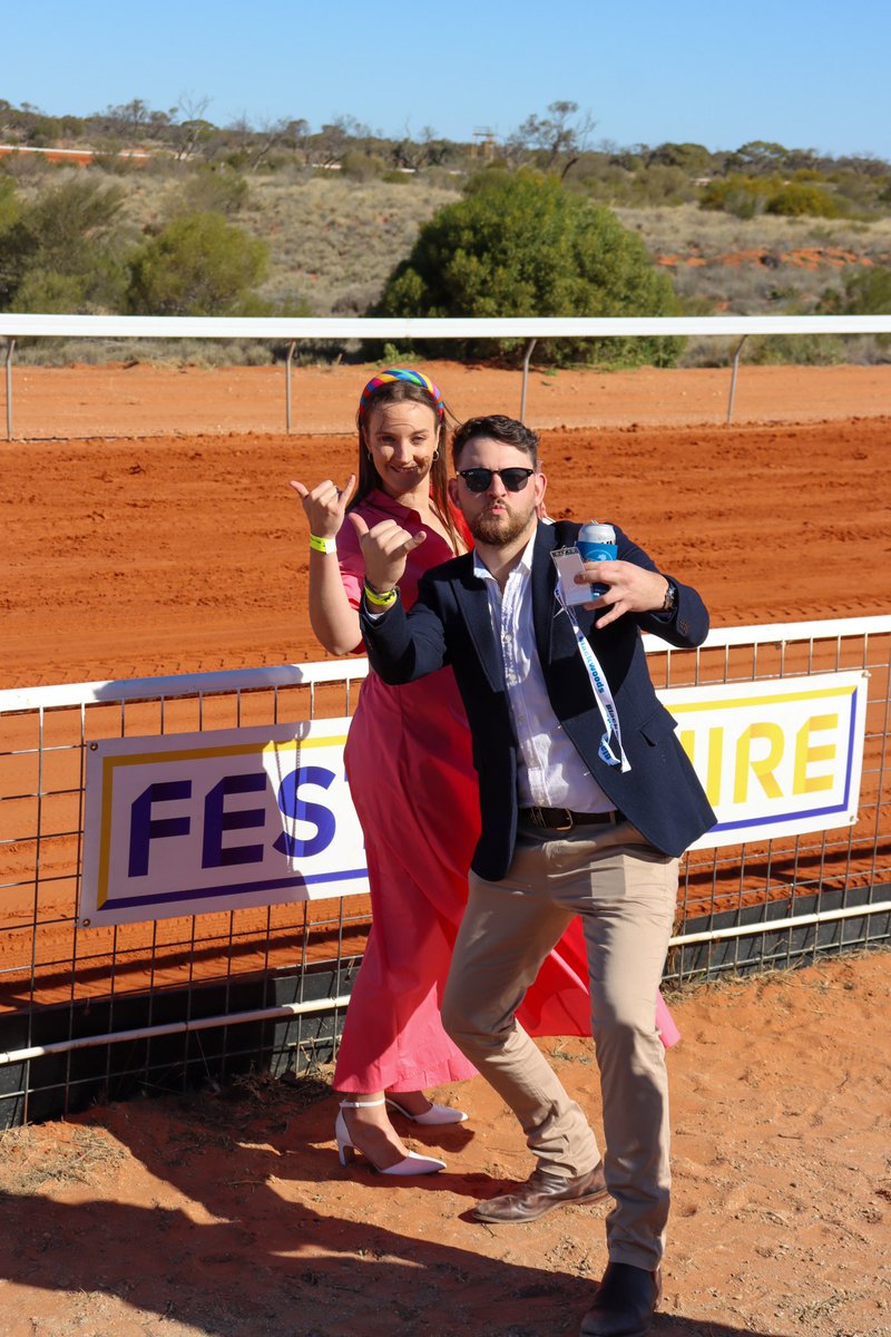 CountryRacingSA's tweet photo. Everyone in great spirits as the afternoon progresses in Roxby Downs ๐ค๐ป๐๐ค
#CountryRacingSA #RoxbyDowns https://t.co/akyw77OuAa