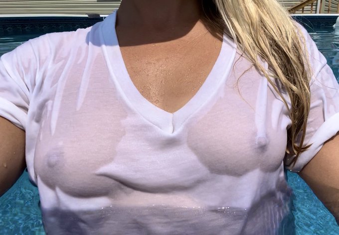 Who's up for a swim? 🍑💋🫦 https://t.co/jfNNbBRCQz