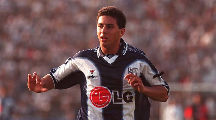 aaron_rengifo's tweet photo. #ViernesGrone
Porque el hincha de #AlianzaLima lo pidió: Fotos de los años 1999 al 2003 donde el @ClubALoficial vistió la marca #Walon
#Waldir #Farfan #Olveira #Soto #Pizarro entre muchos otros crack que vistieron nuestras camisetas 🧵 https://t.co/MpTI4BgNIc