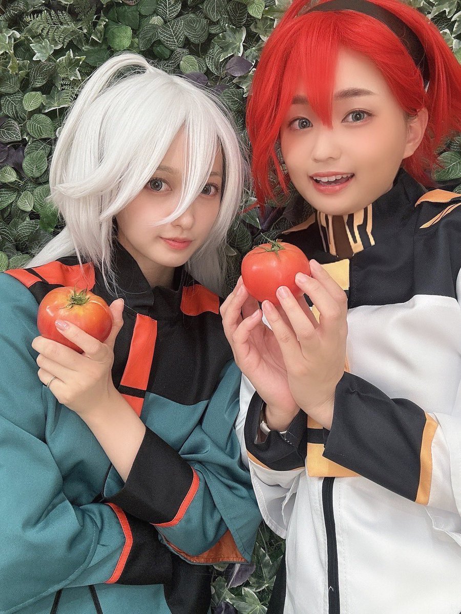 shinorinatbs's tweet photo. 明日は水星の魔女フェスが開催されますね！
機動戦士ガンダム　水星の魔女
スレッタのコスチュームを着てみました
舞音がミオリネさん！
(完全に趣味です)(眉の再現が心残り)
生暖かく見守っていただけたら幸いです。
作中の超重要アイテム　トマト🍅
イベント行かれる方うらやましいです🍅 https://t.co/ZWhypTCcUE