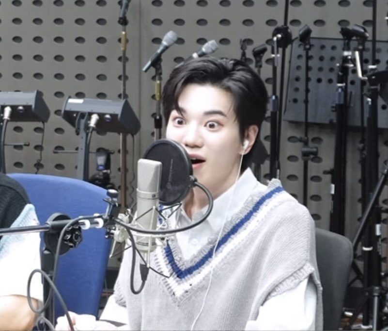 HANH0YEOL's tweet photo. they looked genuinely shocked and terrified when they heard that the inspirit who left a comment was born in 2011 lmao I’m laughing so hard https://t.co/YoZI9y3JKD