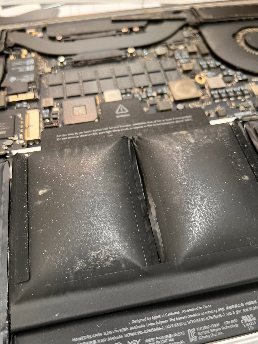 Mac book pro のバッテリーが膨れ上がって、マウスパッドが効かなくなってた。
純正でもこんなになるんね。
まるで最近のコンビニのパンの袋🥐