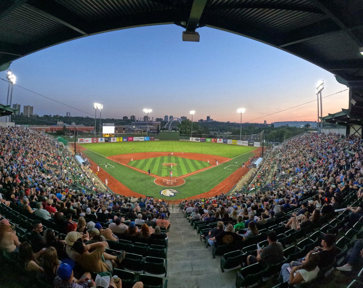 EdmRiverhawks's tweet image. Edmonton we love you. 

This view + thousands of cheering Hawks fans in the stands = a Friday night to remember

#edmontonriverhawks #kakawww