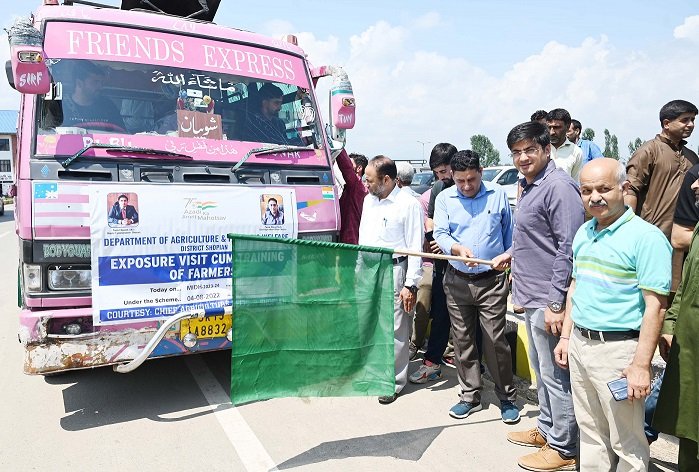 RisingKashmir's tweet photo. #DCShopian flags off #exposurevisit of 33 #farmers to #CITHRangreth
@dmshopian @Informationspn
@AgricultureKmr
https://t.co/1lJ1iKGemg https://t.co/40rI1OHO4b