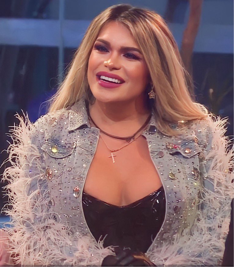 _hdzJ's tweet photo. ✨Ya ganaste en ICONO MIAW 2023✨😍🥰🎉🎊, ahora vamos por La Casa De Los Famosos México chiquita 👸🏼🔥🩷🩷🩷

#WendyGanadora
#TeamWendyGuevara
#LaCasaDeLosFamososMx 
🐝👑🏳️‍⚧️🏳️‍🌈❤️ https://t.co/Jpg45juWM0