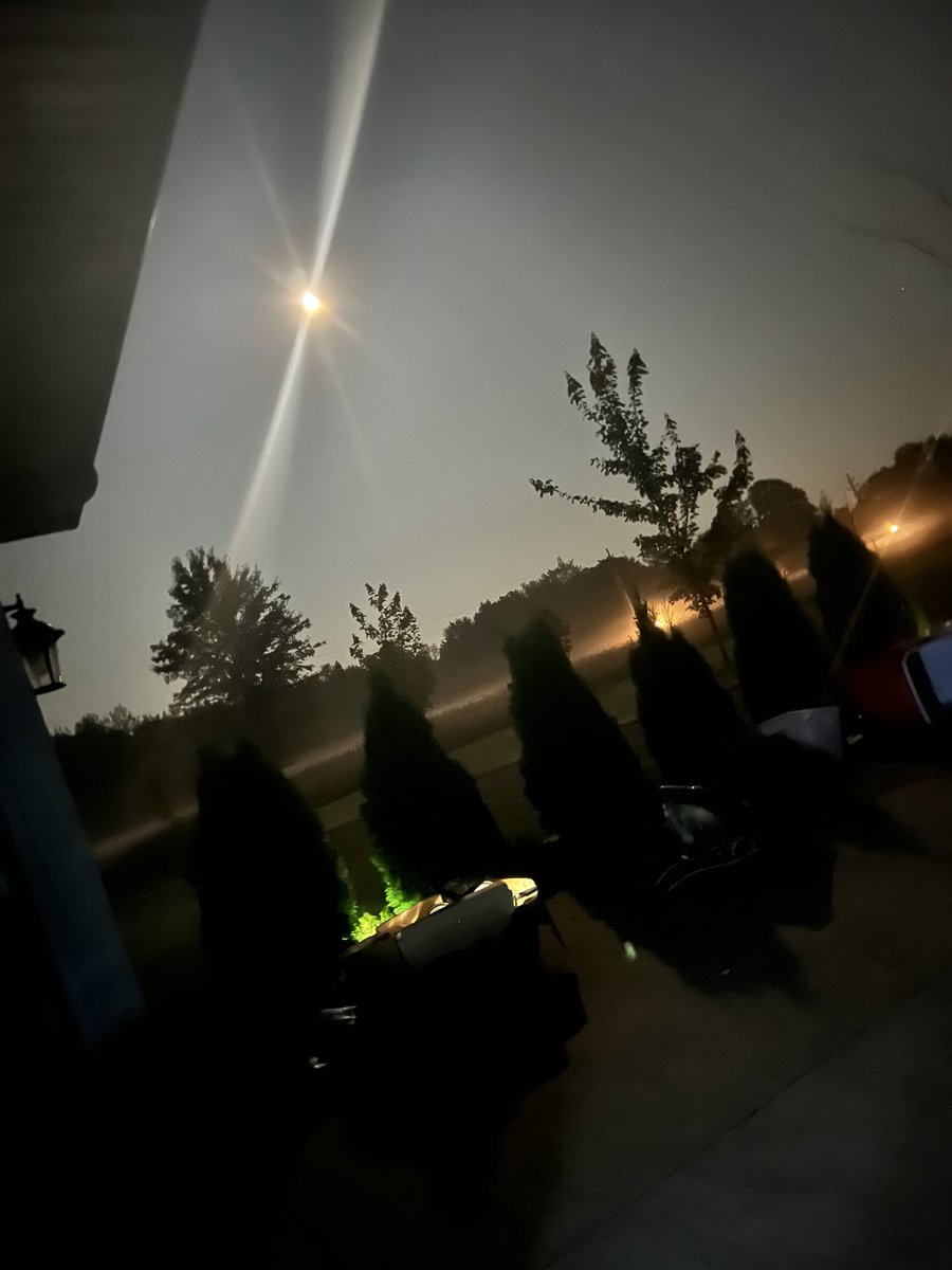 10PointFarms's tweet image. Jammin with my wonderful wife to ⁦@zachlanebryan⁩ at 1am. Can’t beat that with the moon and fog rolling in.