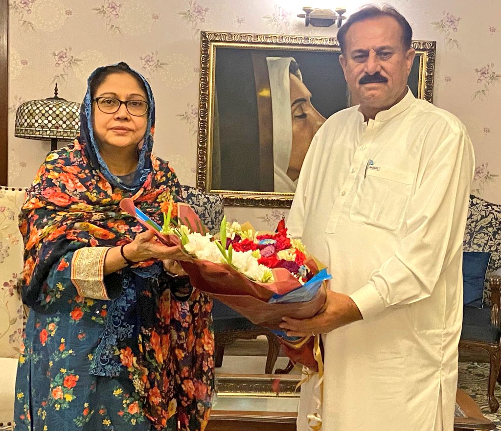 MMoinKhan12's tweet photo. محترمہ آدی فریال تالپور صاحبہ سے دل محمد ( جنرل سیکریٹری ضلع وسطی و ڈپٹی پارلیمانی لیڈر کراچی کونسل ہاؤس) سے ملاقات۔ کراچی کی سیاسی صورتحال و جنرل الیکشن 2023 ضلعی امور پر تبادلہ خیال ۔ 
@FaryalTalpurPk @DilMohammadPPP 
@MairajPpp https://t.co/2xDA67assY