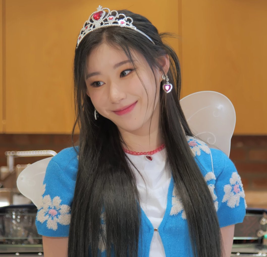 chaerpics's tweet photo. my lil princess 👑 https://t.co/qo1q0gA11M
