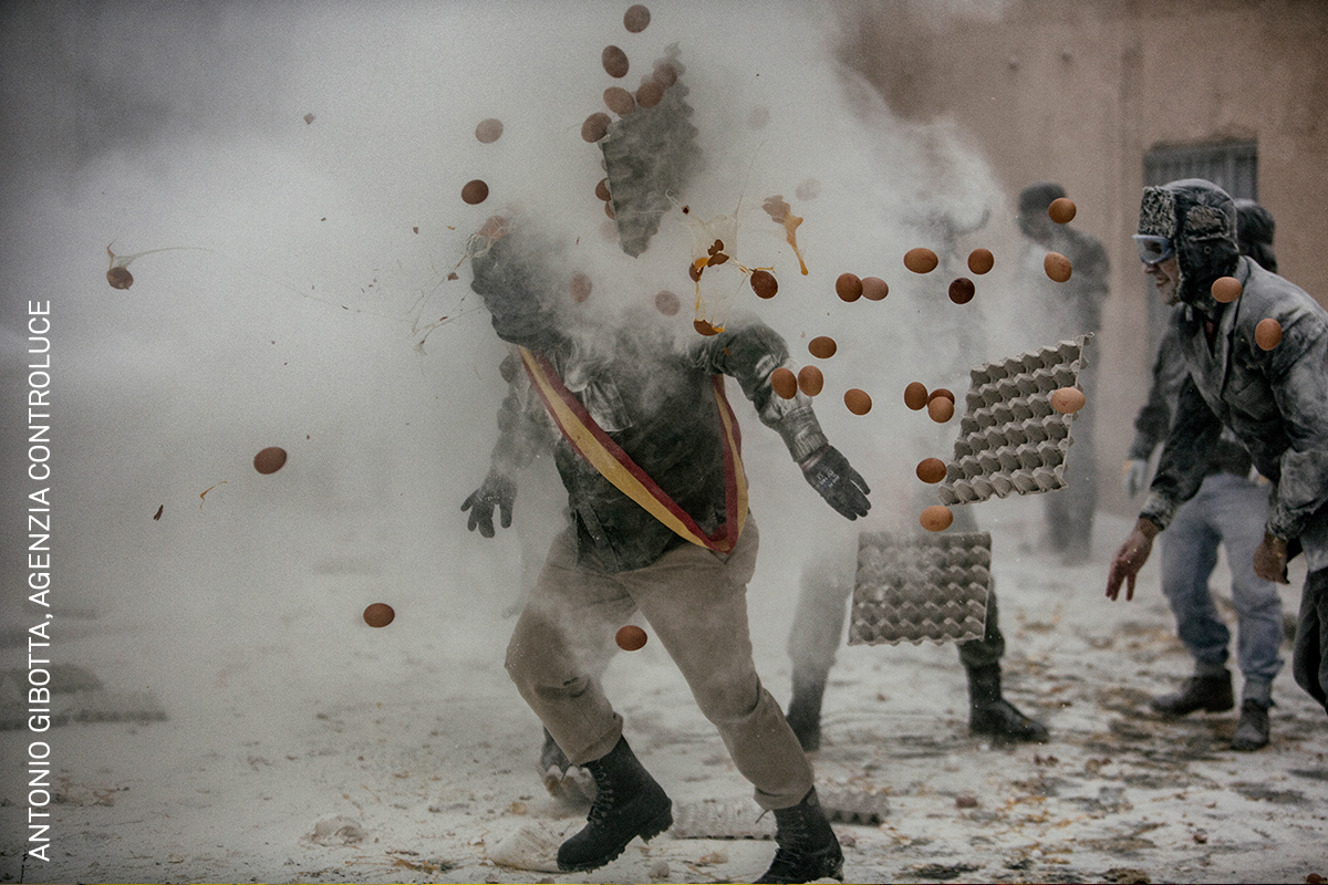 WorldPressPhoto's tweet image. Photo of the Day | Each year on 28 December, residents of Ibi in Spain stage a mock military coup, pelting each other with flour and eggs &amp;amp; letting off firecrackers. From the #WPPh2017 winning project ‘Enfarinat’ by @AntonioGibotta, for Agenzia Controluce: worldpressphoto.org/collection/pho…