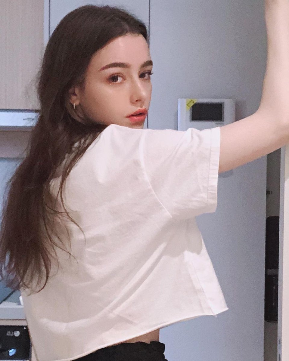 athenaryse's tweet photo. Happy birthday, tetanggaku yang paling cantik! Panjang umur sehat selalu, semoga selalu diberikan kebahagiaan yang cukup. 🌻🖤 Boleh kali ya aku culik Sagara pas weekend? 🥺 https://t.co/BtM17SqeBT