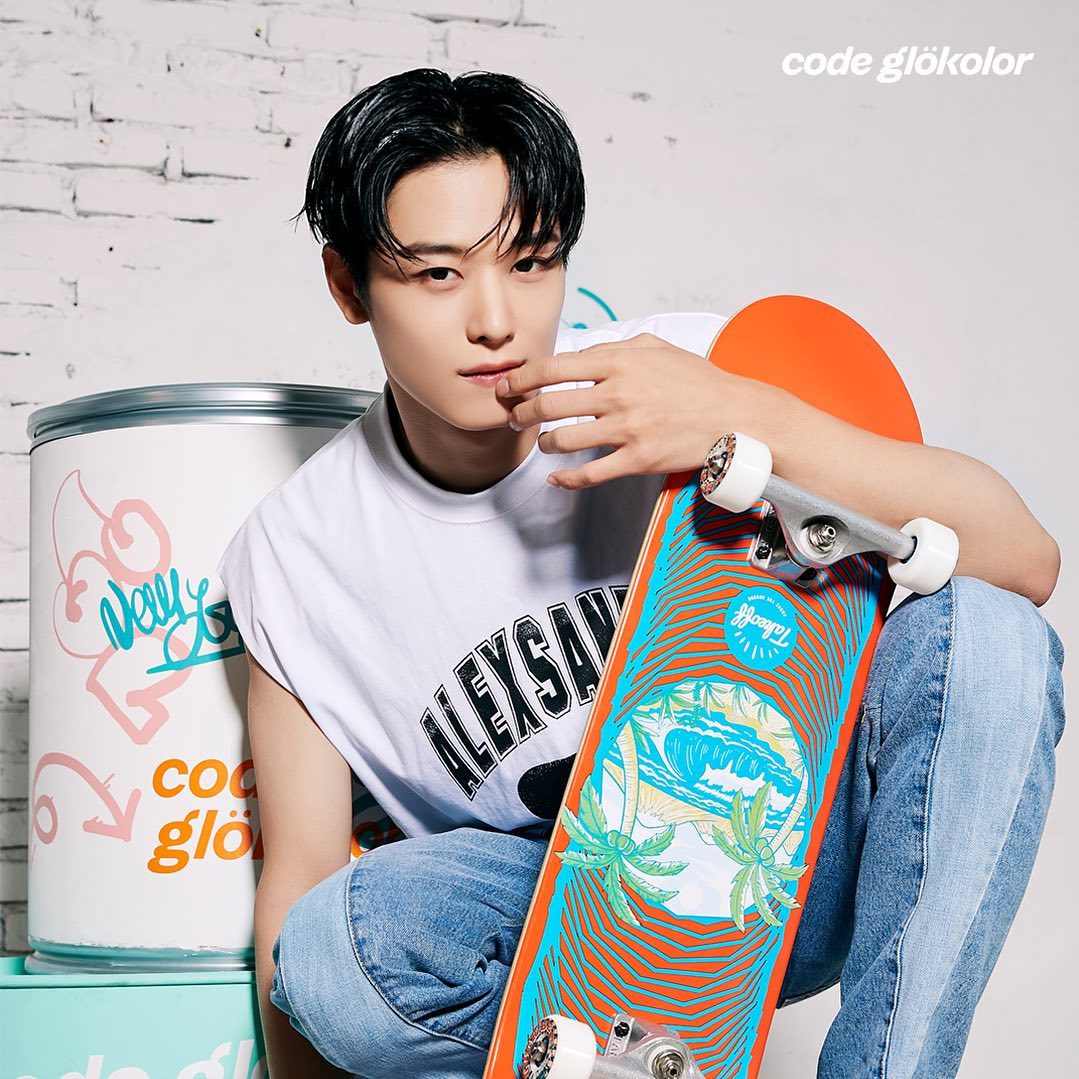 Introducing 𝒄𝒐𝒅𝒆𝒈𝒍𝒐𝒌𝒐r's captivating new muse: Juyeon, cat who is excellent at everything. With a dazzling presence that leaves audiences spellbound, Juyeon effortlessly navigates between the exhilarating world of performances and the enchanting realm of photoshoots.