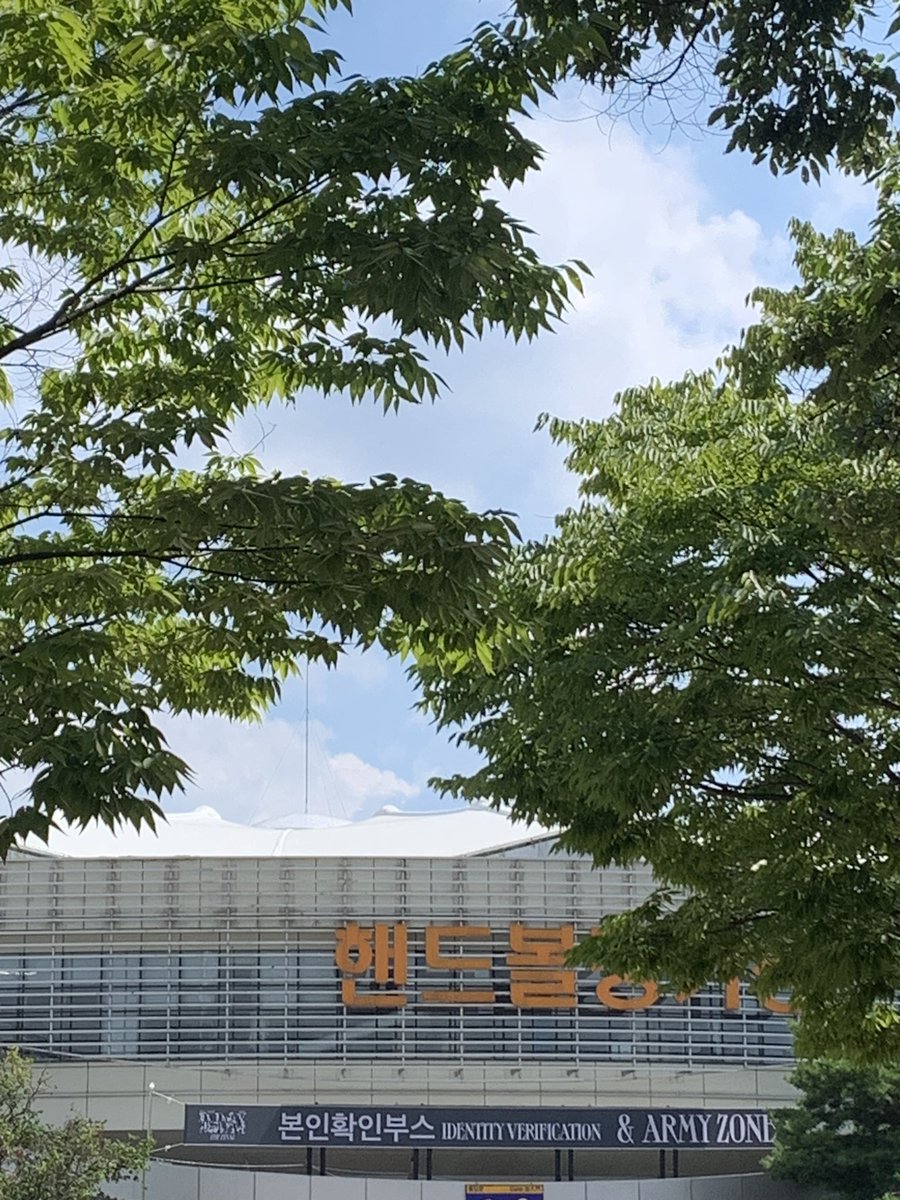 지금 핸드볼 경기장 2-3쪽 그늘에 있습니다! 
큰 비닐백가지구 흰 볼레로 입고 있어요!! 나눔 받으러 오실 분들은 와주세요☺️