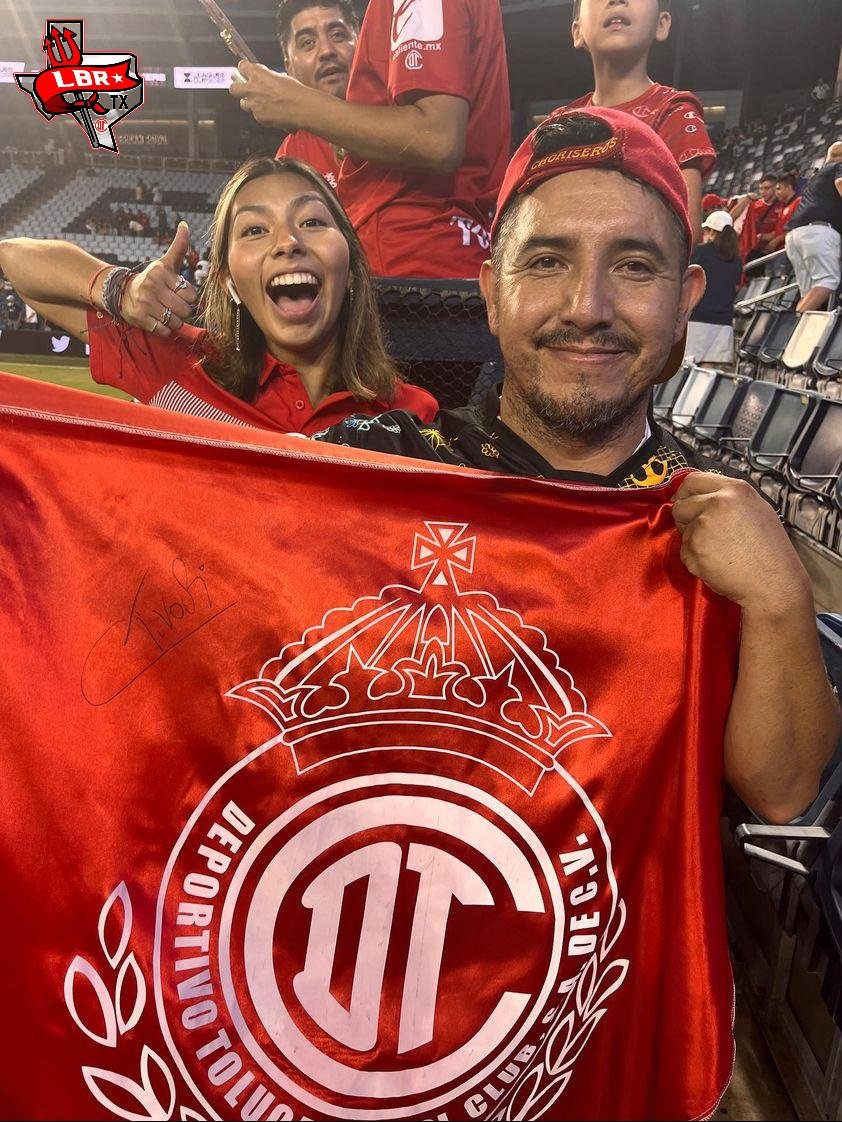 lbr_texas's tweet photo. En familia también se viaja para ver al Rojo @TolucaFC

Desde Dallas José Vallejo y sus hijos disfrutaron del triunfo de esta noche ante @SportingKC 🫶🏼🔱😈🔥 https://t.co/6D5xkxrgdK