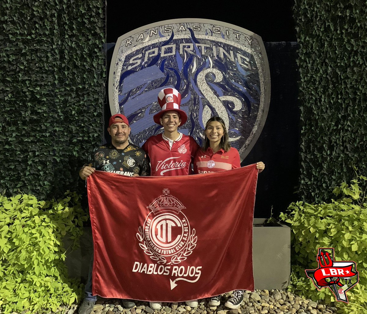 lbr_texas's tweet photo. En familia también se viaja para ver al Rojo @TolucaFC

Desde Dallas José Vallejo y sus hijos disfrutaron del triunfo de esta noche ante @SportingKC 🫶🏼🔱😈🔥 https://t.co/6D5xkxrgdK