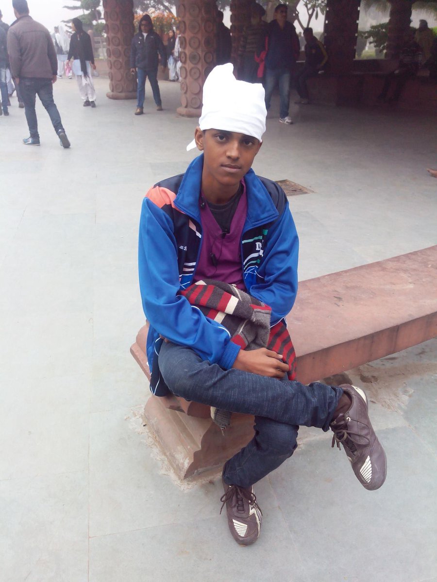Maxtern? Kya hai Maxtern me? Lappu sa to vo hai, Content uspe bane naa, Space me baithkar gaali khaave hai sbse, Har ladki usee reject kar deve hai...