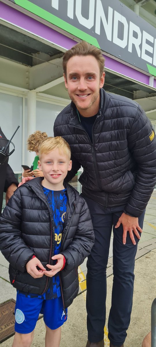 One very happy boy last night at <a href="/thehundred/">The Hundred</a> . Getting a picture with <a href="/StuartBroad8/">Stuart Broad</a> . Top guy! <a href="/TheBarmyArmy/">England's Barmy Army 🏴󠁧󠁢󠁥󠁮󠁧󠁿🎺</a> #Cricket #barmyarmy
