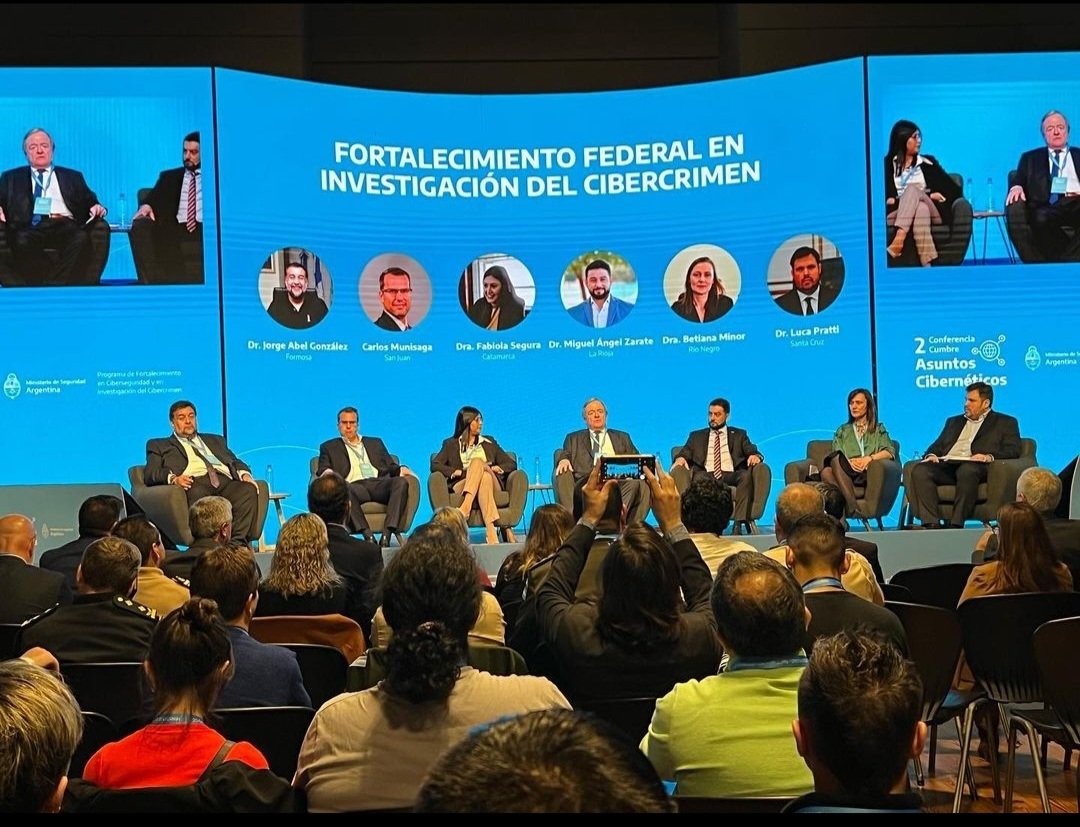 MartinIgnacioRN's tweet photo. En la Segunda Cumbre de Asuntos Cibernéticos organizada por el @MinSeg 
Seguimos aprendiendo de este gran mundo!!
#cooperacion #ciberdiplomacia #ciberseguridad #investigacionesdigitales https://t.co/iiqUMR5tUw