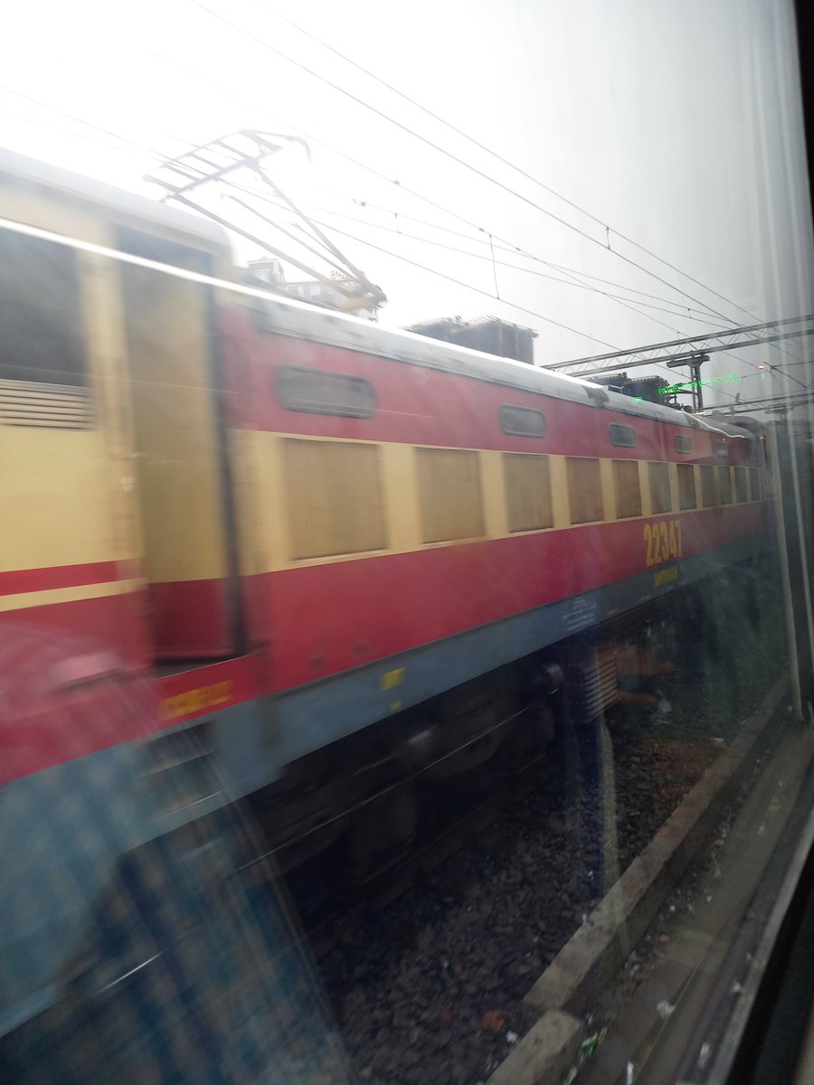 Srivastava0708P's tweet photo. Santragachi WAP-4 22347 in ICF Rajdhani Livery being shunted to Howrah by a diesel loco along with 12857 Tamralipta Express at its tow.4
#Offlink https://t.co/XcQlkMeoZx