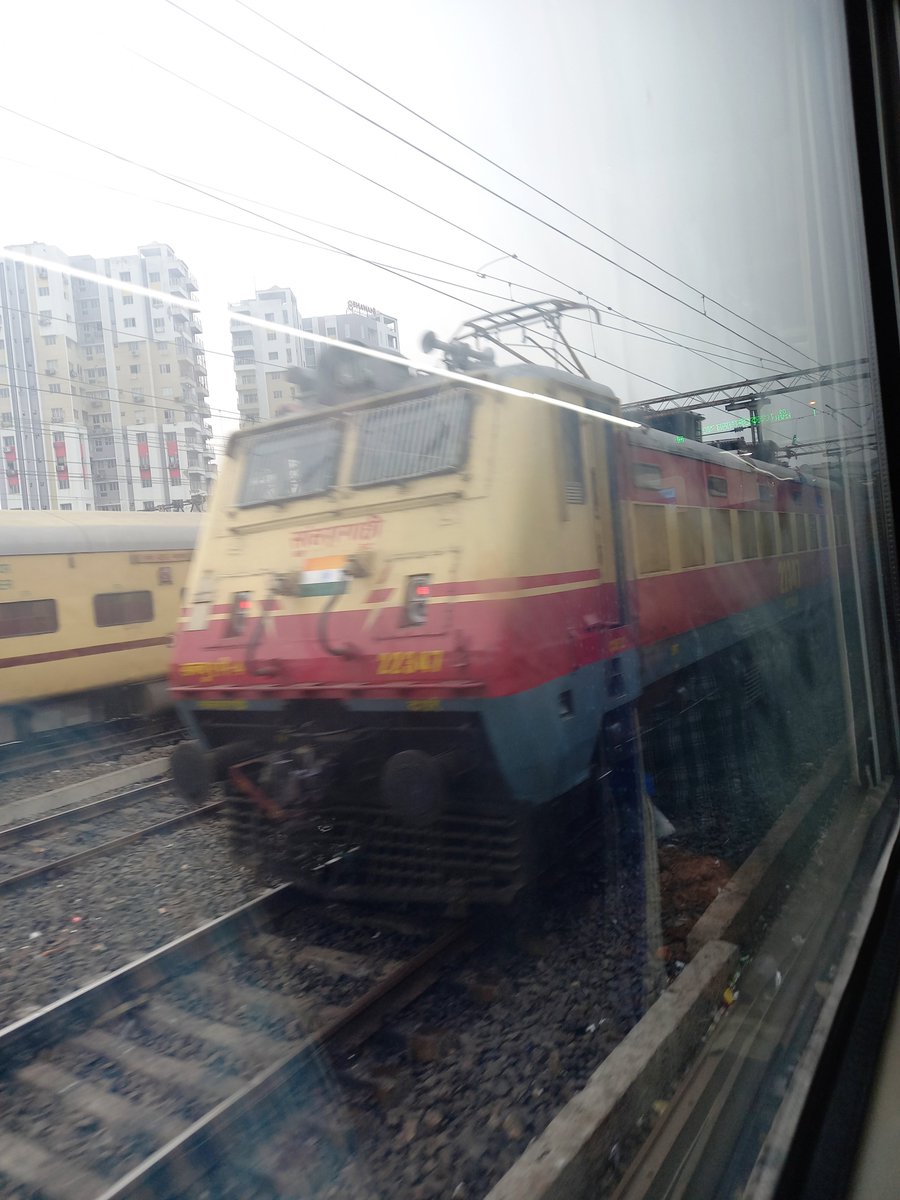 Srivastava0708P's tweet photo. Santragachi WAP-4 22347 in ICF Rajdhani Livery being shunted to Howrah by a diesel loco along with 12857 Tamralipta Express at its tow.4
#Offlink https://t.co/XcQlkMeoZx