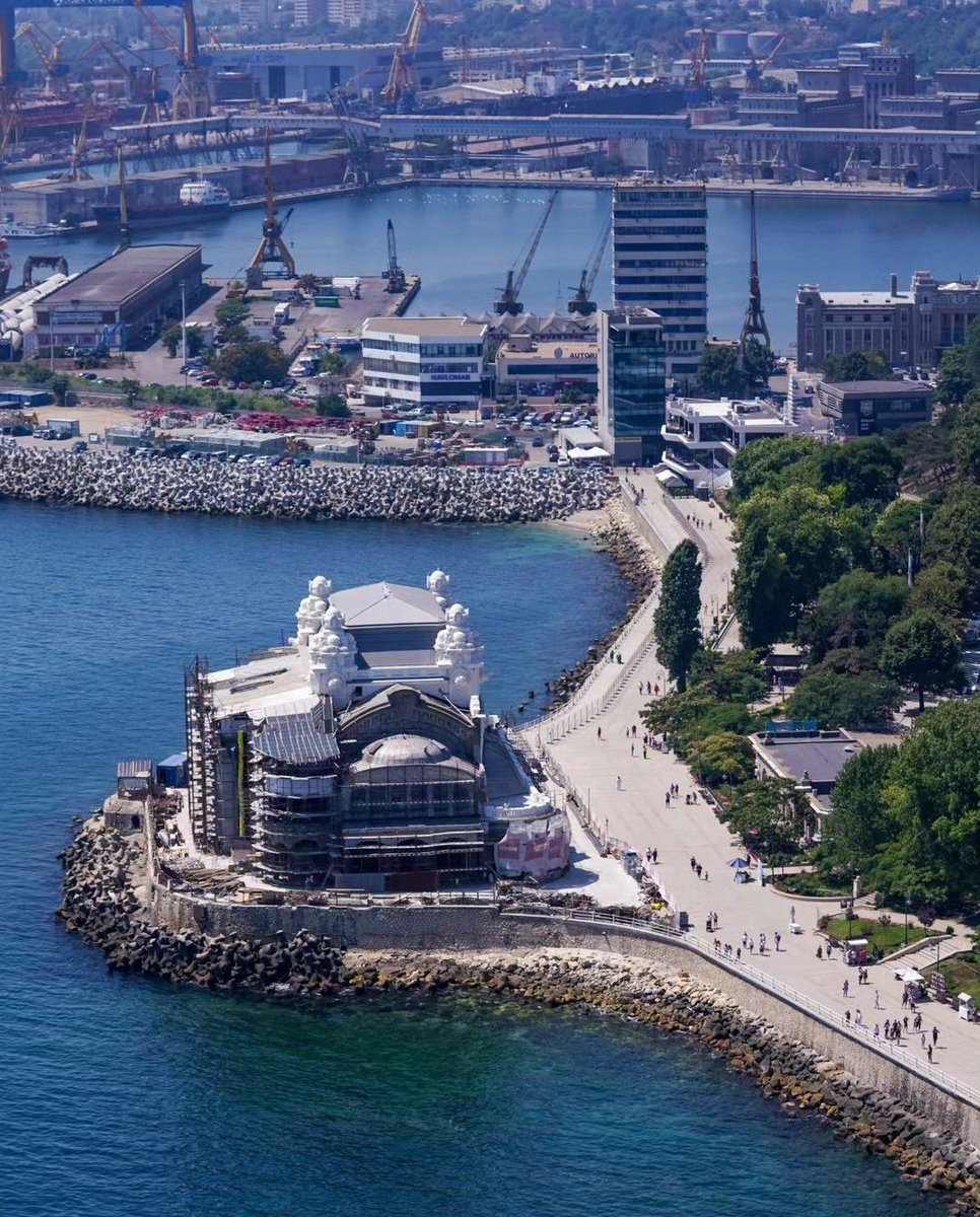 Travel_2Romania's tweet photo. Spectacolul aviatic "Black Sea Air Show" 🛩️✈️🌬️va avea loc azi,organizatorii au oferit ieri,posibilitatea unei călătorii aeriene peste #Constanţa dintr-un elicopter militar #Tomis⚓
📸discover_dobrogea
#BlackSea #descoperadobrogea #iarpuma #blak_sea_air_show
#DiscoverRomania https://t.co/SNRoSSLOsS