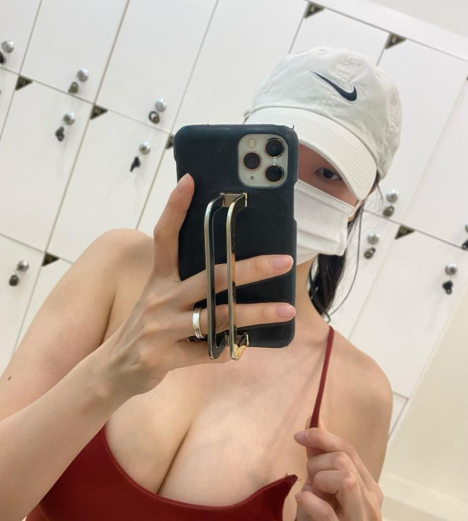 姐姐的大奶子的乳头是粉色的 想看的点赞