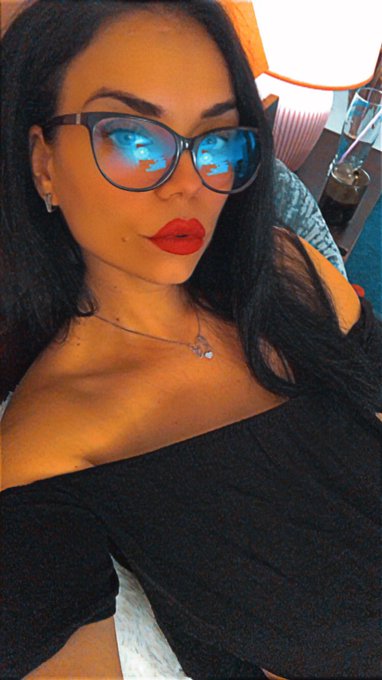 Hello, horny people😈 Let&rsquo; s get the weekend started😃 I&rsquo;m online now on @camcontacts . https://t.co/UAbdJZB8U7