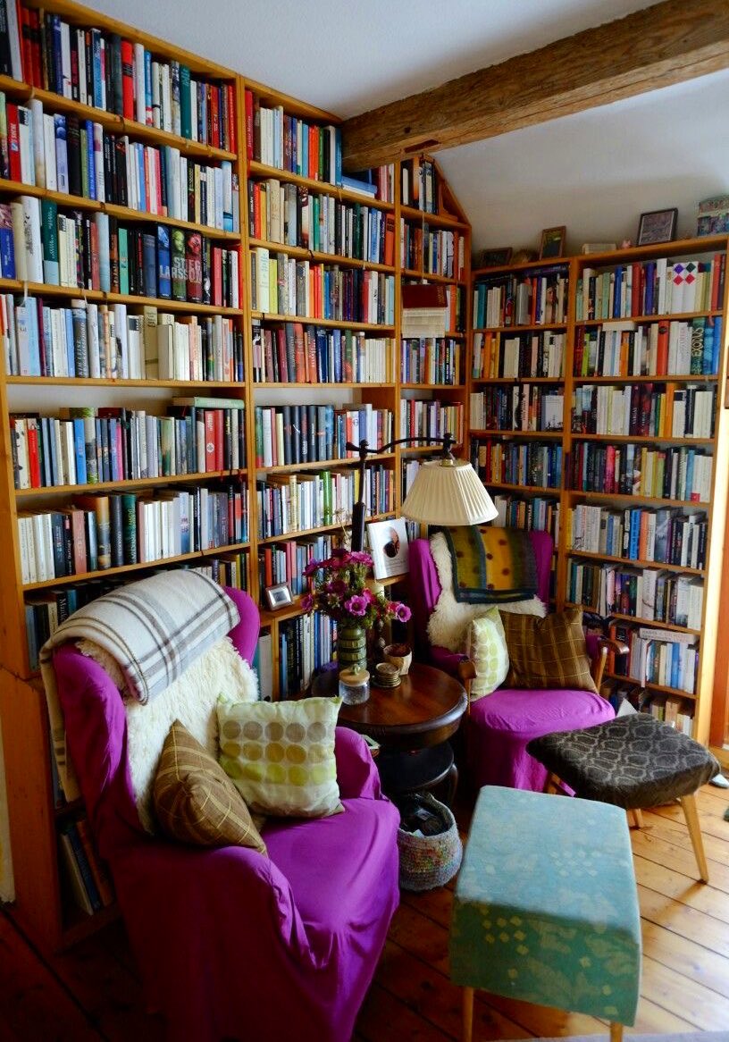 «Soy una persona anticuada que cree que leer libros es el pasatiempo más hermoso que la humanidad ha creado».

Wislawa Szymborska ✍️