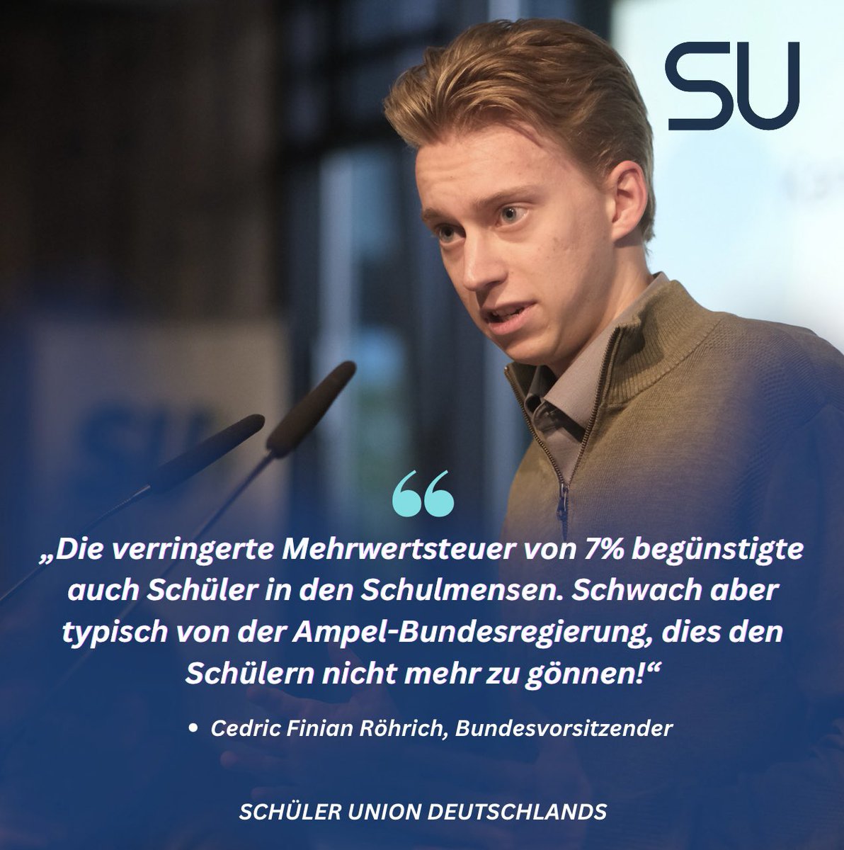 Schueler_Union's tweet photo. 🍽️🤞 Bundeskanzler Olaf #Scholz versprach zwar öffentlich, die verringerte #Mehrwertsteuer würde bleiben, aber darauf war wohl kein Verlass! 🤐
🍎 Anfang 2024 wird es dann auch für viele Schüler wieder teurer werden! 🏫 https://t.co/C3e7NMbXlW