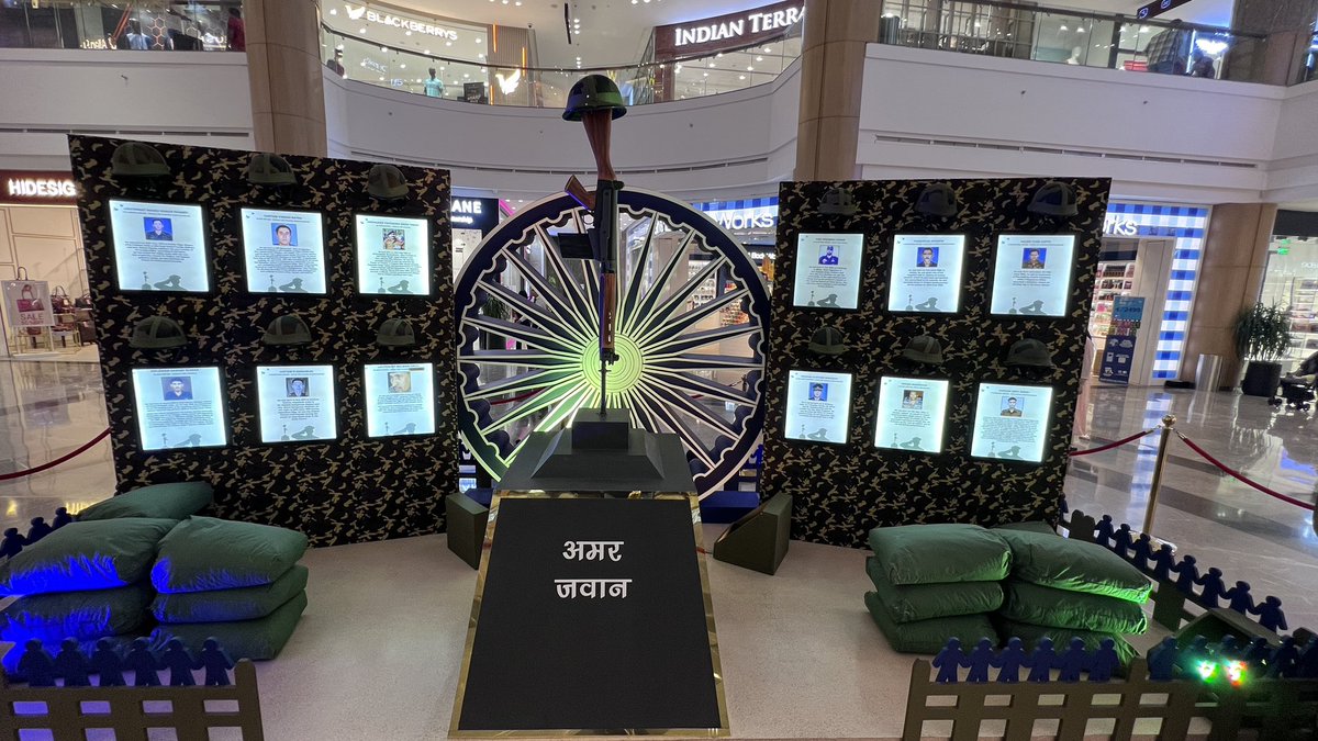 HarshalPushkar1's tweet photo. કાશ... ભારતના દરેક મોલમાં આવું દૃશ્‍ય જોવા મળતું હોત! 🇮🇳

દેશભરમાં જાહેર સ્‍થળોએ આવા પ્રયોગો કરા��� તો દેશ અને દેશના વીરો પ્રત્યેના પ્રેમની જ્યોત 365 ‌દિવસ જલતી રહે અને 15મી ઓગસ્ટે તથા 26મી જાન્યુઆરીએ દેશપ્રેમના ઓ‌ચિંતા ભડકા પ્રગટાવી રાત સુધીમાં ઠારી નાખવાની જરૂર ન રહે. https://t.co/0mb3aNi8zP