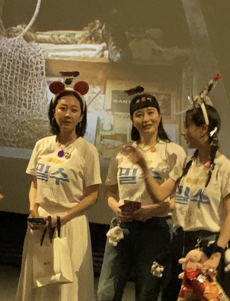 ㅆㅂ. .이거 인스타에서 하도 퍼가서
얼마전에 인스타 시작한 우리엄마가 봤댄다. .
혹시 그거 나냐고 물어봄. . . 
이 악물고 나 아니라고 함. . .