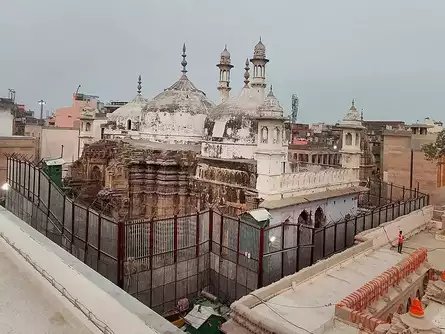 todaysvoice24nz's tweet photo. Officials from the #ArchaeologicalSurveyofIndia (#ASI) arrive at the #GyanvapiMosquecomplex in #Varanasi as a #scientificsurvey of the #complex continues today
.
#GyanvapiMosque
#GyanvapiCase #gyanvapisurvey #GyanvapiSurveyBegins #gyanvapihindutemple #GyanvapiASISurvey #Gyanwapi https://t.co/wTHgREueF9