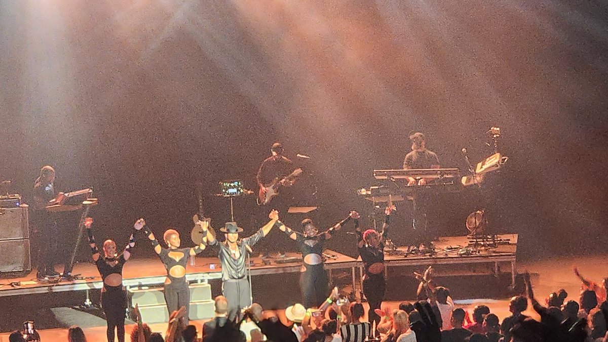 Missmguzman's tweet photo. Second time this summer watching @NeYoCompound perform &amp; just as amazing as the first 🔥💃🏽🕺 https://t.co/JHLHg0GTIc