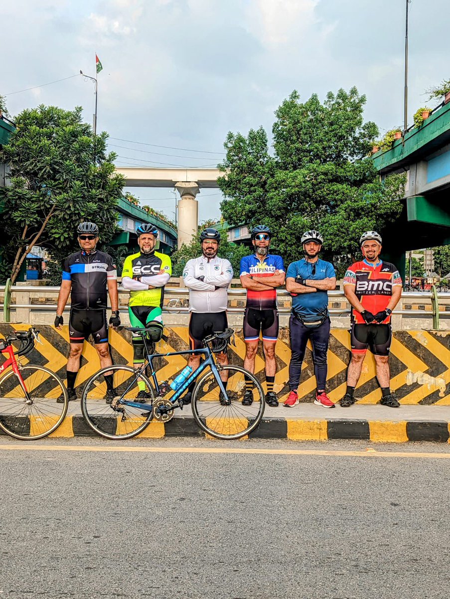 LSDCycling's tweet photo. Good Pacey ride except for two unfortunate incidents that includes a bee sting to Mubasher while riding & @ahmedsajjad taking a fall while turning on a sand. Never the Less, ride was awesome as usual with a really amazing breakfast at Giramandos. #mangoexpress for the win !! https://t.co/eRvdLNRNS7