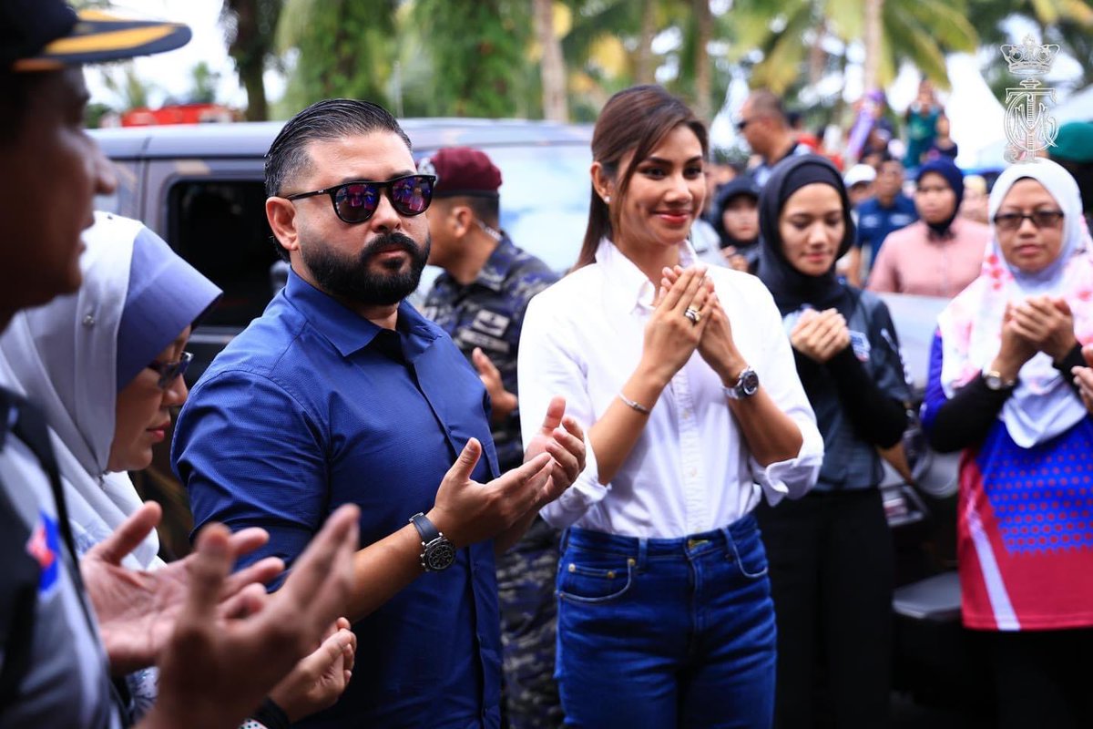 HRHJohorII's tweet photo. JELAJAH KEMBARA MAHKOTA JOHOR 2023 MEMBUKA TIRAI

DYAM Mejar Jeneral Tunku Ismail Ibni Sultan Ibrahim, Tunku Mahkota Johor julung kali memimpin jelajah Kembara Mahkota Johor (KMJ) 2023 diiringi oleh YAM Che Puan Besar Khaleeda.

Turut hadir bersama, YAM Tunku Idris Iskandar Ibni Sultan Ibrahim, Tunku Temenggong Johor, YAM Tunku Abdul Rahman Al-Haj Ibni Sultan Ibrahim, Tunku Panglima Johor, YAM Tunku Abu Bakar Al-Haj Ibni Sultan Ibrahim, Tunku Putera Johor, YAM Tunku Tun Aminah Binti Sultan Ibrahim dan  Dato’ Dennis Muhammad Abdullah.

Turut mengiringi bersama adalah YAB Datuk Onn Hafiz Ghazi, Menteri Besar Johor dan YB Tan Sri Dato' Dr Hj Azmi Bin Rohani, Setiausaha Kerajaan Johor.

Acara pelepasan konvoi Diraja Johor berlangsung di Istana Pasir Pelangi, Johor Bahru dan disempurnakan oleh Dato’ Dr Abdul Rahim Ramli, Yang Dipertua Jumaah Majlis Diraja Johor. 

KMJ merupakan ilham DYMM Sultan Johor, Sultan Ibrahim Ibni Almarhum Sultan Iskandar pada tahun 2001 sewaktu Baginda bergelar Tunku Mahkota Johor.

Sejak itu, KMJ telah menjadi salah satu acara utama tahunan negeri Johor dan merapatkan perhubungan Istana Johor dengan Bangsa Johor. Allah Peliharakan Sultan.