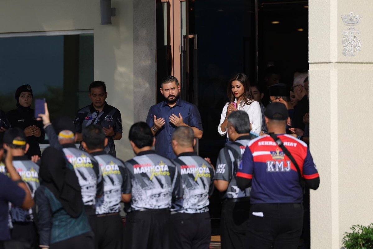 HRHJohorII's tweet photo. JELAJAH KEMBARA MAHKOTA JOHOR 2023 MEMBUKA TIRAI

DYAM Mejar Jeneral Tunku Ismail Ibni Sultan Ibrahim, Tunku Mahkota Johor julung kali memimpin jelajah Kembara Mahkota Johor (KMJ) 2023 diiringi oleh YAM Che Puan Besar Khaleeda.

Turut hadir bersama, YAM Tunku Idris Iskandar Ibni Sultan Ibrahim, Tunku Temenggong Johor, YAM Tunku Abdul Rahman Al-Haj Ibni Sultan Ibrahim, Tunku Panglima Johor, YAM Tunku Abu Bakar Al-Haj Ibni Sultan Ibrahim, Tunku Putera Johor, YAM Tunku Tun Aminah Binti Sultan Ibrahim dan  Dato’ Dennis Muhammad Abdullah.

Turut mengiringi bersama adalah YAB Datuk Onn Hafiz Ghazi, Menteri Besar Johor dan YB Tan Sri Dato' Dr Hj Azmi Bin Rohani, Setiausaha Kerajaan Johor.

Acara pelepasan konvoi Diraja Johor berlangsung di Istana Pasir Pelangi, Johor Bahru dan disempurnakan oleh Dato’ Dr Abdul Rahim Ramli, Yang Dipertua Jumaah Majlis Diraja Johor. 

KMJ merupakan ilham DYMM Sultan Johor, Sultan Ibrahim Ibni Almarhum Sultan Iskandar pada tahun 2001 sewaktu Baginda bergelar Tunku Mahkota Johor.

Sejak itu, KMJ telah menjadi salah satu acara utama tahunan negeri Johor dan merapatkan perhubungan Istana Johor dengan Bangsa Johor. Allah Peliharakan Sultan.