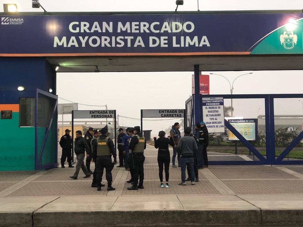 EditorFantasma's tweet photo. 🔴#Emmsa | Anunció la eliminación del cobro de 7 soles por tonelada y en su lugar solo se pagará 10 soles por la salida de camiones desabastecedores del Gran Mercado Mayorista de Santa Anita. 1/2 https://t.co/bi8wQ9UVQJ