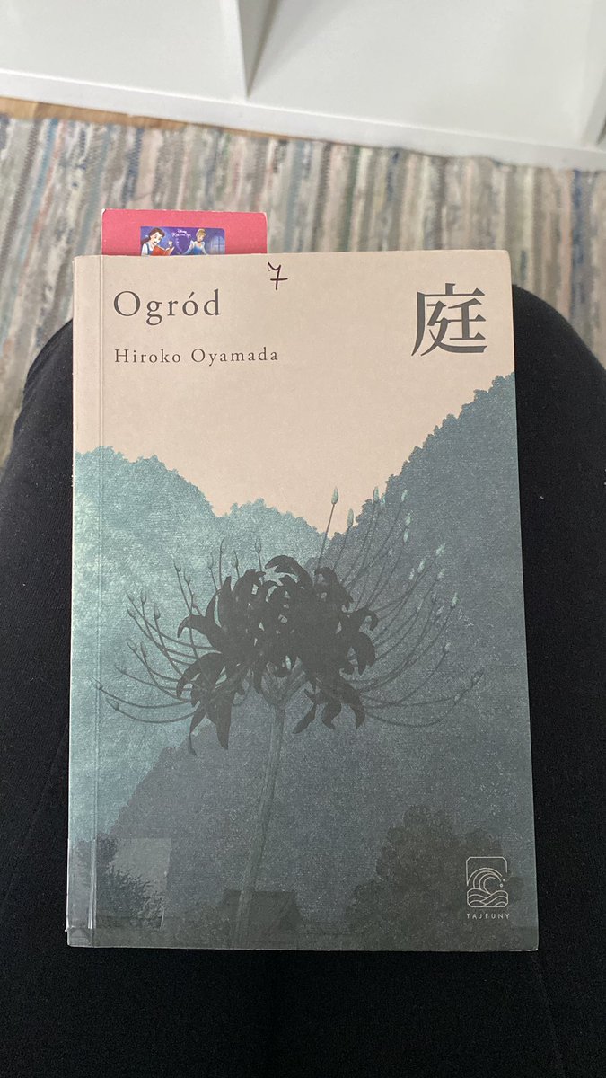 InariBook's tweet image. Добрались руки до бібліотечних книг. Я на 54 сторінці, але ще не вʼїхала про що мова. Сюжет мене кидає в нових розділах до невідомих персонажів чи подій, які поки не повʼязані навіть часом 🥸