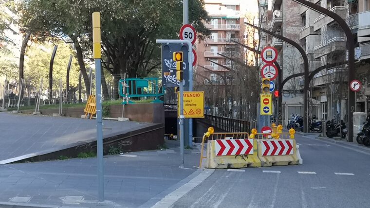 BCN_Mobilitat's tweet photo. 🚧 Afectacions per obres a les nits al túnel de Badal:

❌ Tall del carril dret del sentit de pujada de la ronda del Mig i l'accés des del c. de Sants.

📆 Fins al 24 d'agost
🕢 De 22:30 a 5:30 h

👉🏽 També es tancarà aquest accés avui, de 9 a 17 h.

https://t.co/ZsxptiF736 https://t.co/ouVGRA3diY