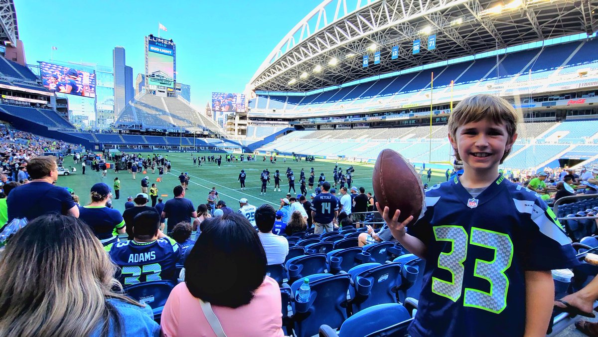 _LSDavis_'s tweet photo. And thanks to all @Seahawks for such a great introduction for Jones to the world of Professional football! https://t.co/U21tqw6tkZ