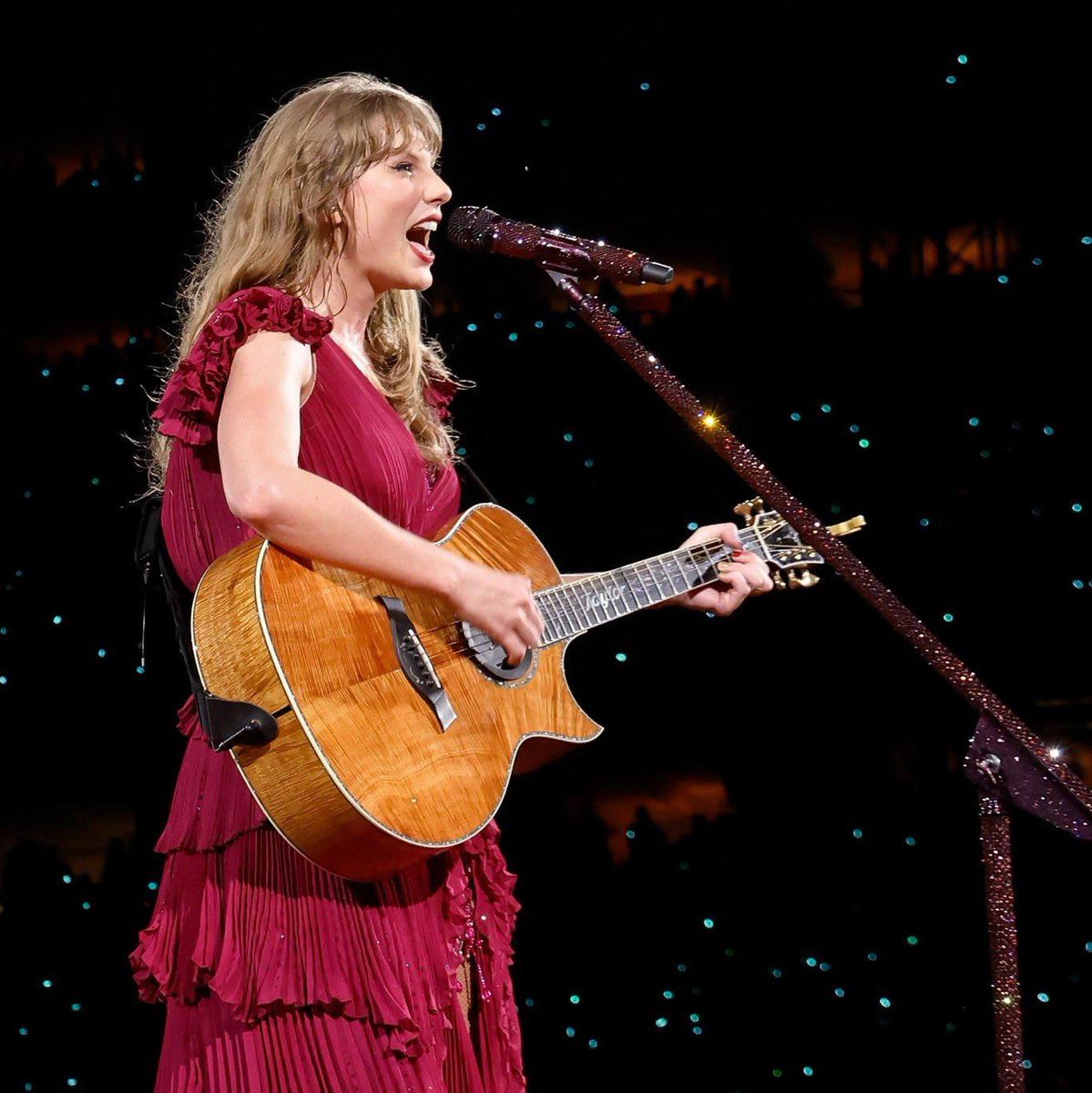 tswifterastour's tweet photo. 🚨| Taylor Swift performs “Our Song” from “Taylor Swift (Debut)” as the first surprise song for Day 2 of ‘The Eras Tour’ in Los Angeles, California!
#TSTheErasTour #LATSTheErasTour   

“This is to thank people who liked me when I was a little teenager” https://t.co/amN3rVGJGT
