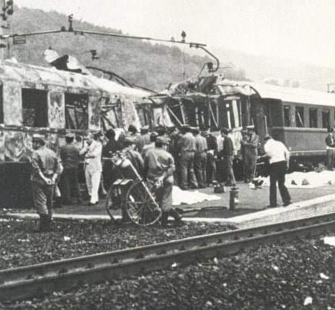 OSNMITALY's tweet photo. Non dimentichiamo neanche questo,quando i fascisti di ordine nero facevano saltare in aria i treni.
Attorno all'una del mattino del 4 agosto 1974, un ordigno ad alto
potenziale esplose nella quinta vettura del treno Italicus diretto a
Monaco di Baviera, mentre transitava presso San Benedetto Val di
Sambro, in provincia di Bologna, uccidendo 12 persone e ferendone 48.
Avvenne a distanza di pochi mesi dalla strage neofascista di piazza
della Loggia, a Brescia (28 maggio 1974). Come Brescia l'Italicus fu
l'anello di quella catena di stragi neofasciste che insanguinò
l'Italia negli anni della strategia della tensione, partita da piazza
Fontana (12 dicembre 1969) e culminata alla stazione centrale di
Bologna (2 agosto 1980). La strage fu subito rivendicata da Ordine
nero, ma anche in questo tragico caso non ci fu giustizia per le
vittime: non ci fu nessuna condanna. La Corte di Cassazione, pur
confermando l'assoluzione degli estremisti di Arezzo per la strage sul
treno Italicus, stabilì che l'area alla quale poteva essere fatta
risalire la matrice degli attentati era «da identificare in quella di
gruppi eversivi della destra neofascista». A simile conclusione era
pervenuta anche la relazione di maggioranza della Commissione
parlamentare d'inchiesta sulla loggia massonica P2. Secondo tale
relazione, inoltre, la organizzazione terroristica «di ispirazione
neofascista operante in Toscana», cui la strage era ascrivibile, era
stata indotta al compimento di attentati dalla «opera di istigazione»
svolta dalla predetta associazione segreta; questa era perciò
«gravemente coinvolta» nella strage.
Si Roberto Cenati - Presidente @AnpiMilano. 

#Anpi #25aprile #farememoria #pernondimenticare #anpimilano #antifascismo #storia #resistenza #memoria #accaddeoggi #giorniresistenti #giornipartigiani #25aprile1945 #fascismo #lamemorianonmuore #25aprilesempre #Partigiani