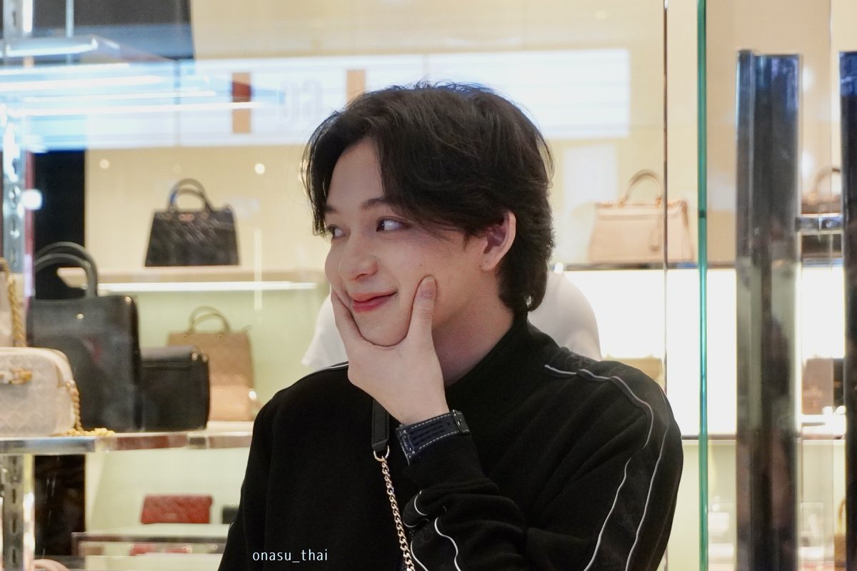 onasu_thai's tweet photo. 撮ったやつ見られるの楽しみにしてた🥰撮影中ははちゃめちゃに決めてるのにファンに声かけられると照れて笑っちゃうのがかわいかったな🥹❤️
(3枚目はたまに浮いちゃったりしながら頑張ってる足ですwこれまたかわいかったw)
#GUESSNewStoreOpeningxBas
#บาสเด็กอ้วนที่แท้จริง

https://t.co/GDeYKetdDM https://t.co/6tX2h6aKfN