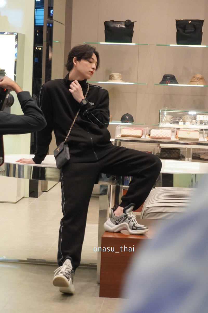 onasu_thai's tweet photo. 撮ったやつ見られるの楽しみにしてた🥰撮影中ははちゃめちゃに決めてるのにファンに声かけられると照れて笑っちゃうのがかわいかったな🥹❤️
(3枚目はたまに浮いちゃったりしながら頑張ってる足ですwこれまたかわいかったw)
#GUESSNewStoreOpeningxBas
#บาสเด็กอ้วนที่แท้จริง

https://t.co/GDeYKetdDM https://t.co/6tX2h6aKfN
