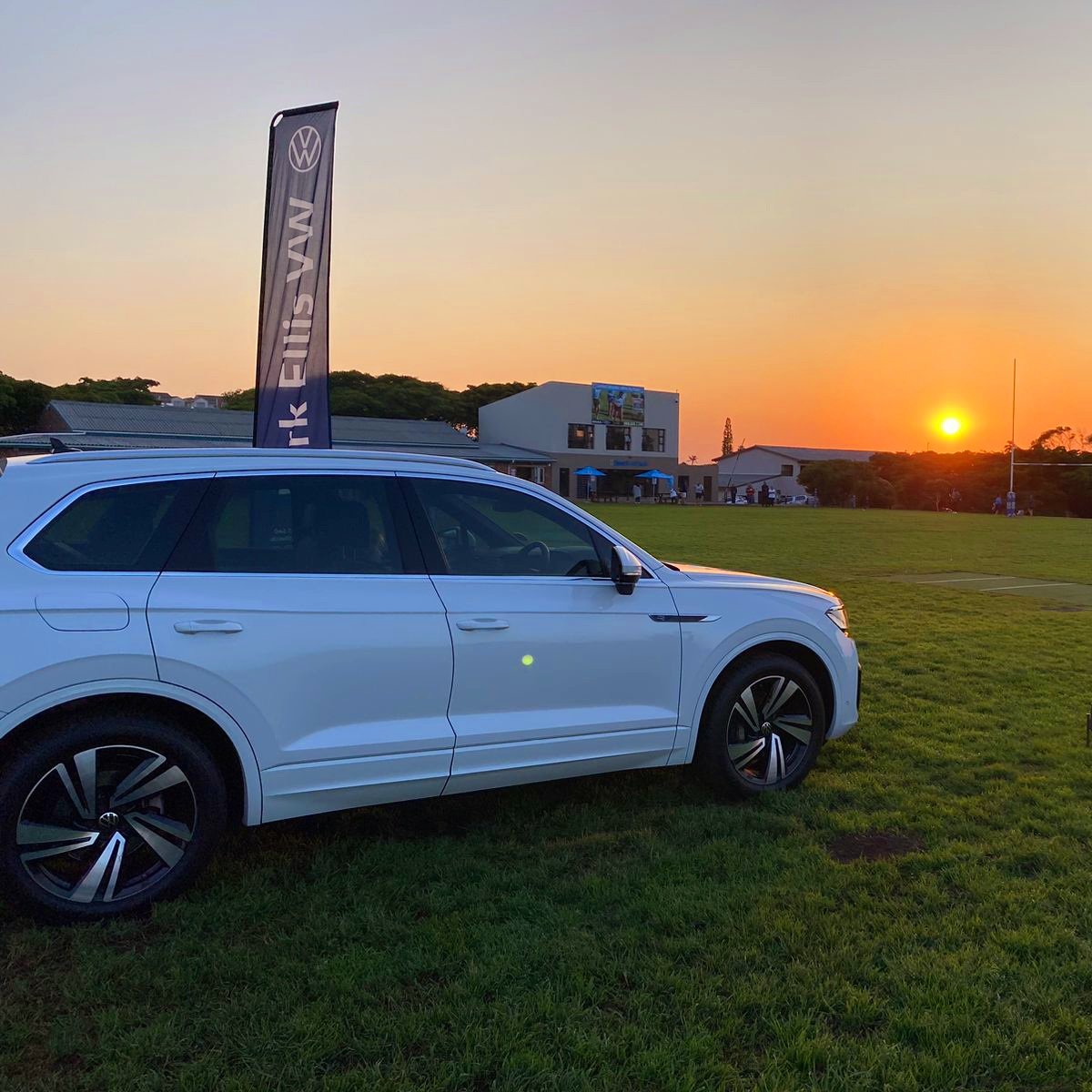DirkEllisVW's tweet photo. SUV to the T.
T-SUV to the rugby.
The bold #Touareg was created for those who won’t settle at the top of their game because they know there’s always more to explore in this journey of life.
#JBAYvSUNRIDGE #JeffreysBay https://t.co/FNrdmyvaY3