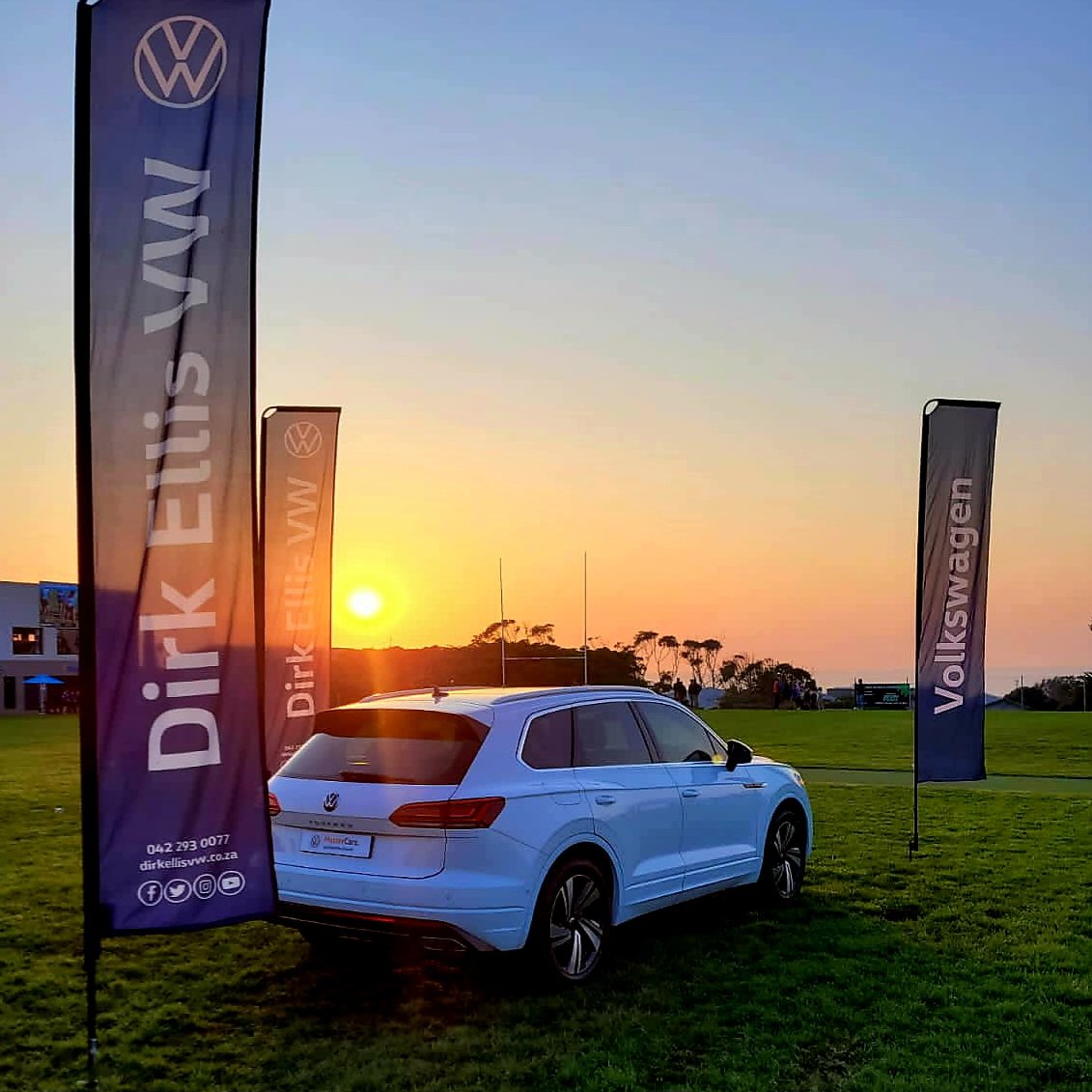 DirkEllisVW's tweet photo. SUV to the T.
T-SUV to the rugby.
The bold #Touareg was created for those who won’t settle at the top of their game because they know there’s always more to explore in this journey of life.
#JBAYvSUNRIDGE #JeffreysBay https://t.co/FNrdmyvaY3