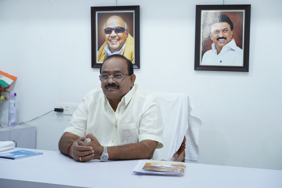 dmkoddanchatram's tweet image. மாண்புமிகு முதலமைச்சர் @mkstalin அவர்களின் தலைமையில் திமுக மாவட்ட கழக செயலாளர் கூட்டம் காணொளி காட்சி வாயிலாக இன்று நடைபெற்றது. இக்கூட்டத்தில் மாண்புமிகு உணவு மற்றும் உணவுப் பொருள் வழங்கல் துறை அமைச்சர் @r_sakkarapani அவர்கள் கலந்து கொண்டார்.
#DMK @arivalayam