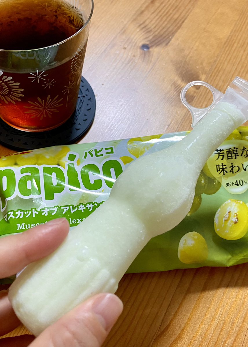 家事の合間に一息つこう(´,,-ㅿ-,,`)ﾌｩ-
麦茶にパピコ！夏を満喫してるな😆
  #パピコの日