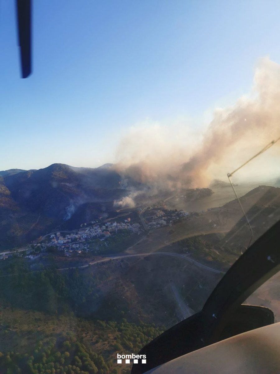 bomberscat's tweet photo. Els helicòpters de comandament #Bomberscat han fet vol de reconeixement. Es preveu que avui #MAER puguin auxiliar les tasques d'extinció perquè  la tramuntana baixarà a partir de mig matí https://t.co/V511gB7SaF